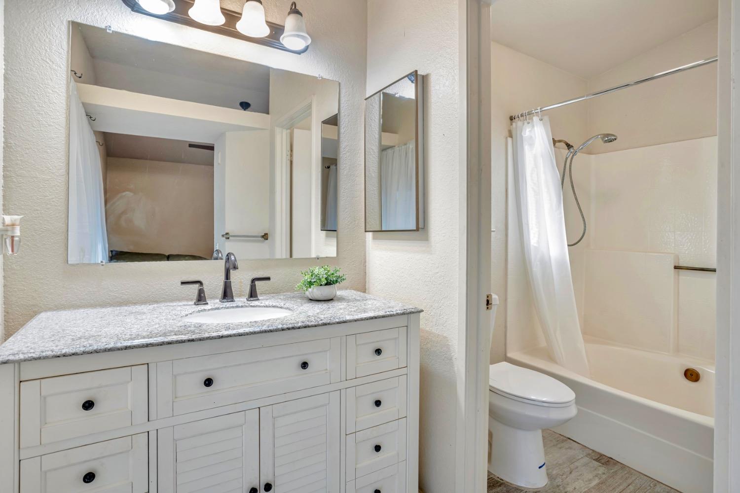 Detail Gallery Image 9 of 28 For 136 Majorca Cir, Sacramento,  CA 95823 - 3 Beds | 2/1 Baths