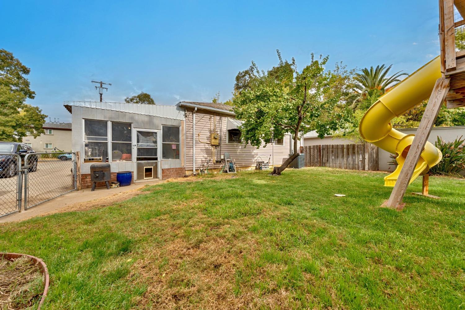 Detail Gallery Image 26 of 32 For 1132 Lochbrae Rd, Sacramento,  CA 95815 - 3 Beds | 1 Baths