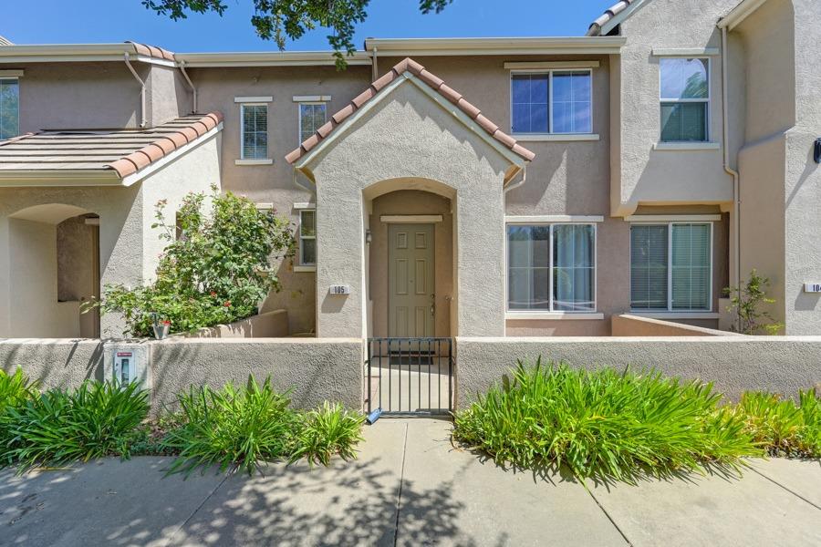 Detail Gallery Image 2 of 45 For 105 Esplanade Cir, Folsom,  CA 95630 - 2 Beds | 2/1 Baths