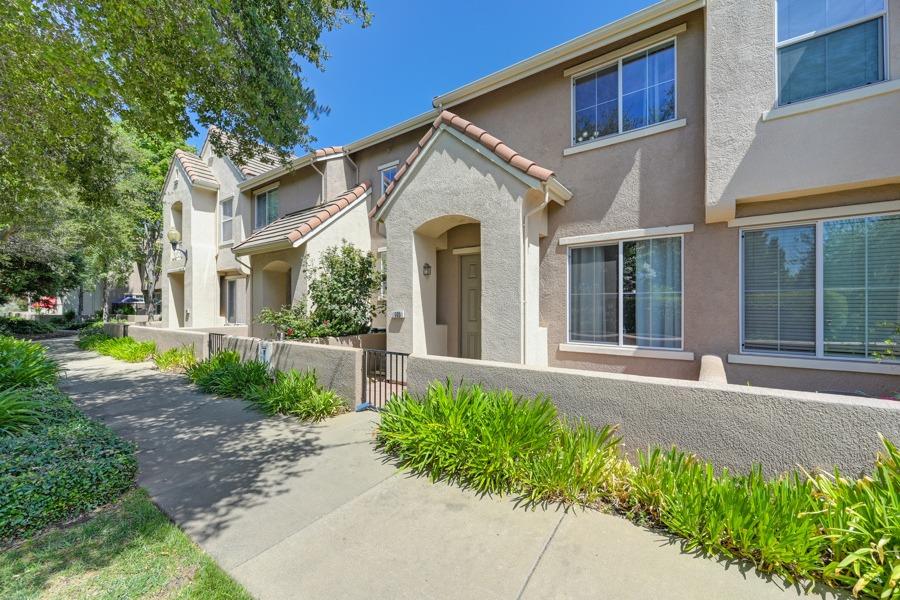 Detail Gallery Image 1 of 45 For 105 Esplanade Cir, Folsom,  CA 95630 - 2 Beds | 2/1 Baths