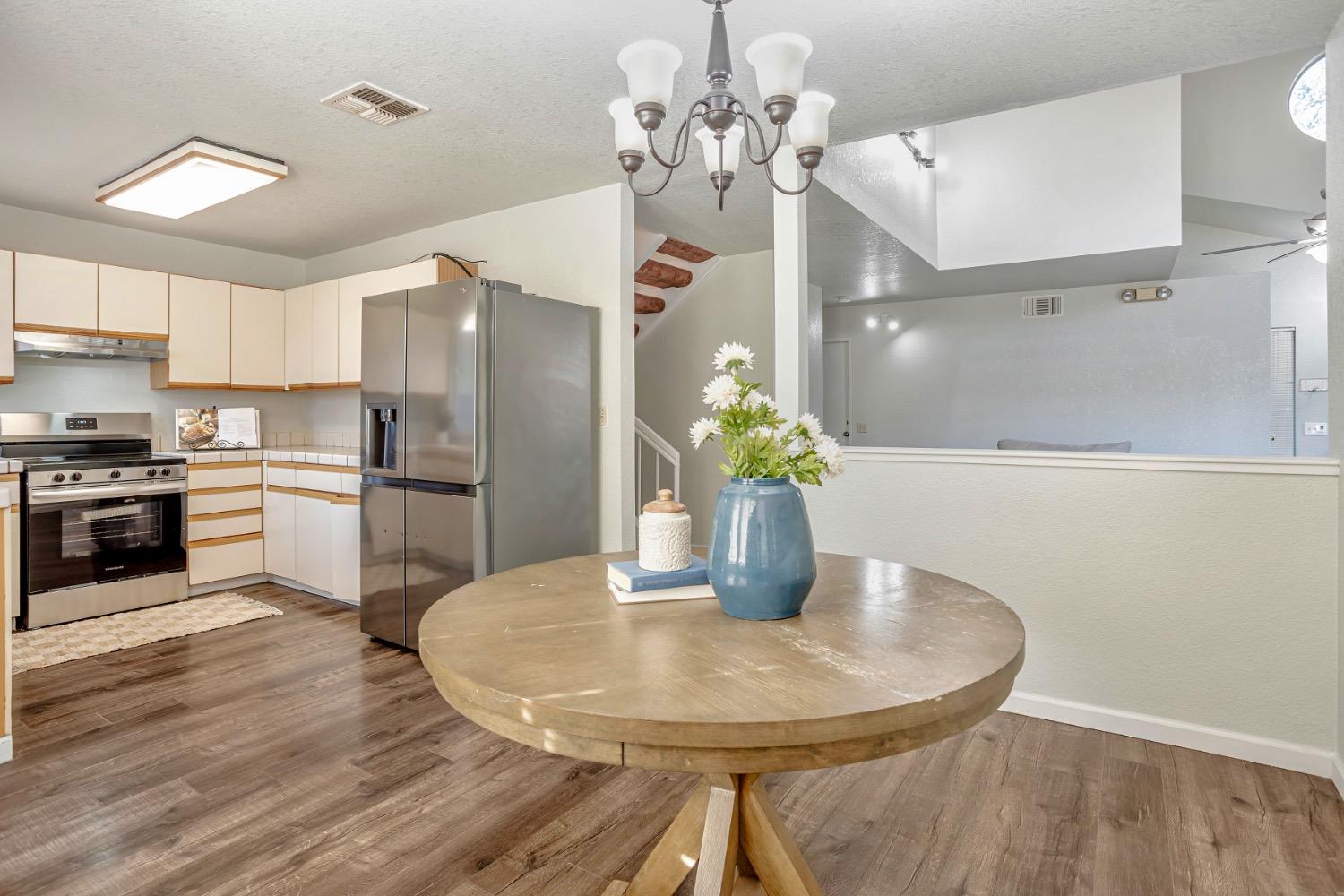 Detail Gallery Image 8 of 28 For 136 Majorca Cir, Sacramento,  CA 95823 - 3 Beds | 2/1 Baths