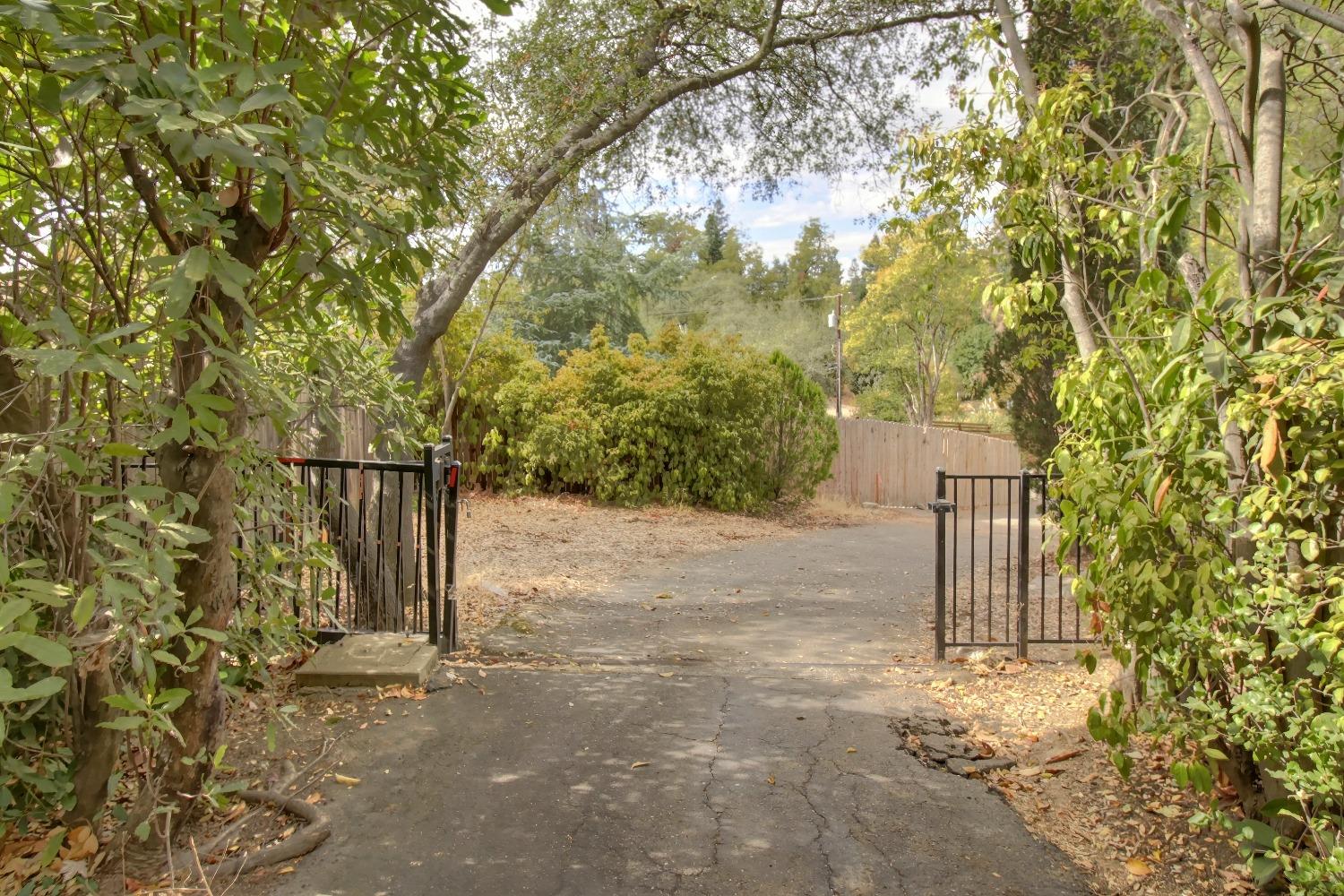 Detail Gallery Image 77 of 93 For 2147 Hillcrest Way, Carmichael,  CA 95608 - 4 Beds | 2/1 Baths