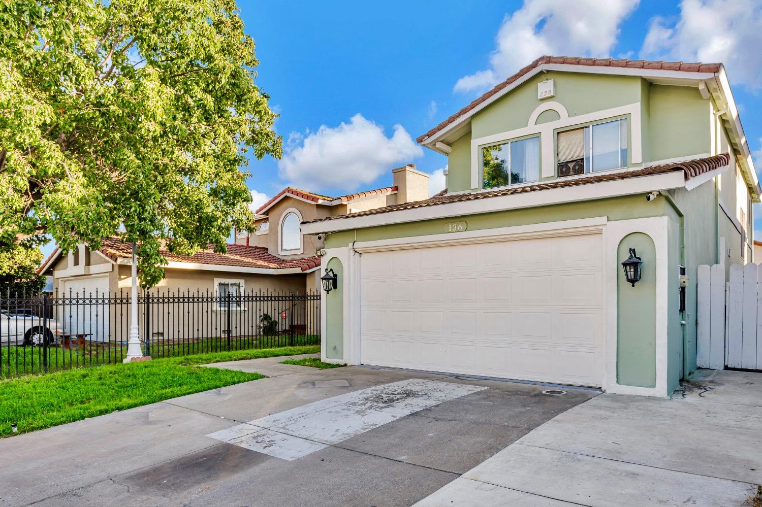 Detail Gallery Image 2 of 28 For 136 Majorca Cir, Sacramento,  CA 95823 - 3 Beds | 2/1 Baths