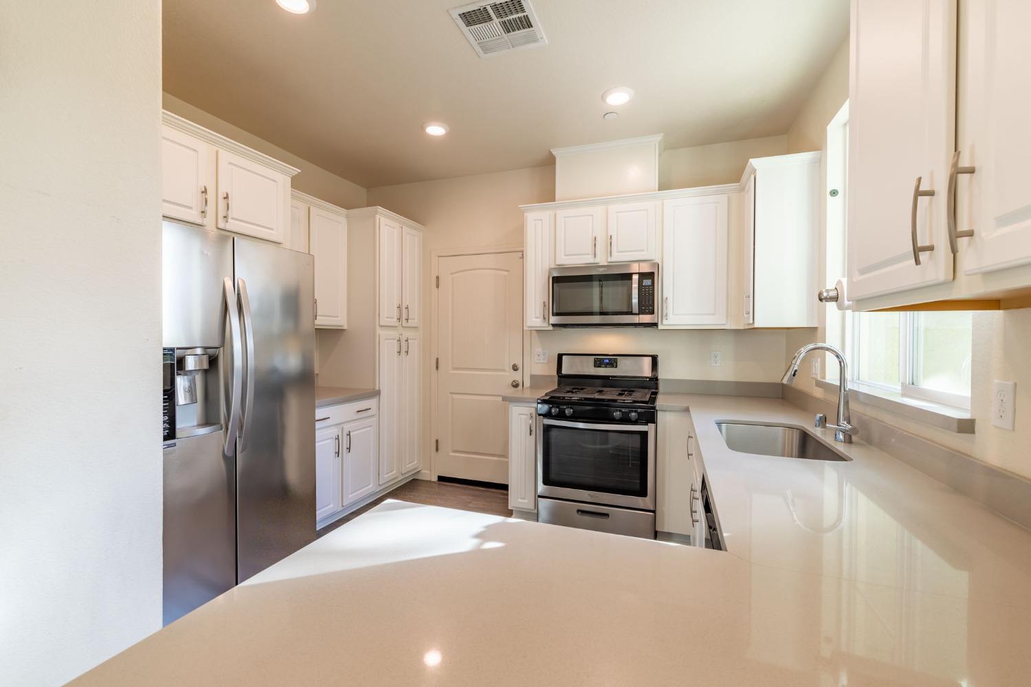 Detail Gallery Image 9 of 25 For 4459 Woodbine Dr, Stockton,  CA 95210 - 3 Beds | 2 Baths