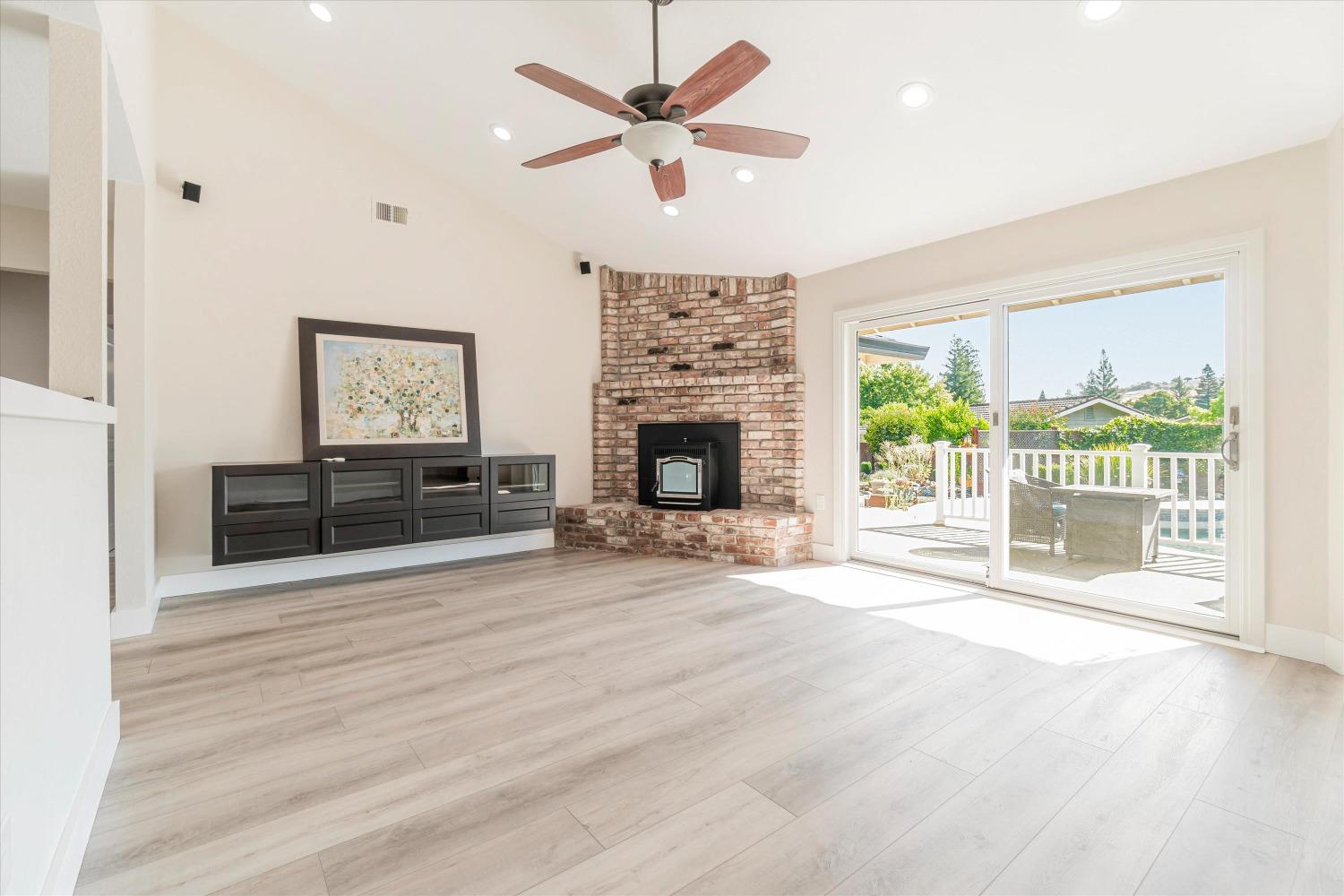 Detail Gallery Image 12 of 41 For 2855 Canterbury Cir, El Dorado Hills,  CA 95762 - 4 Beds | 2 Baths