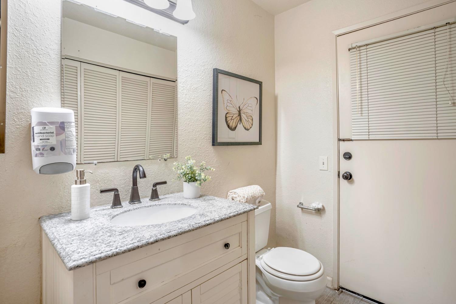 Detail Gallery Image 11 of 28 For 136 Majorca Cir, Sacramento,  CA 95823 - 3 Beds | 2/1 Baths