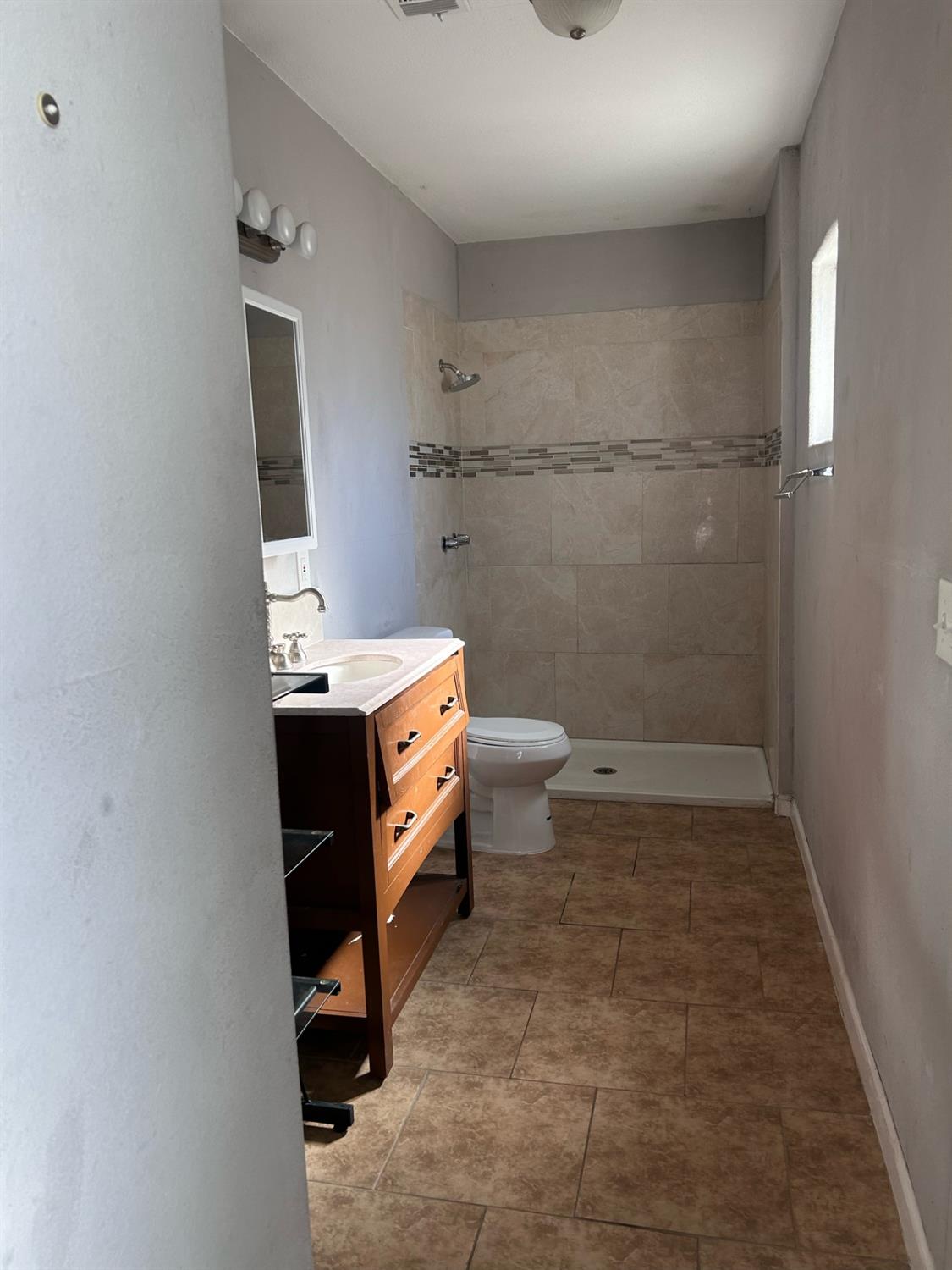 Detail Gallery Image 6 of 11 For 23 N B St, Stockton,  CA 95205 - 3 Beds | 2 Baths