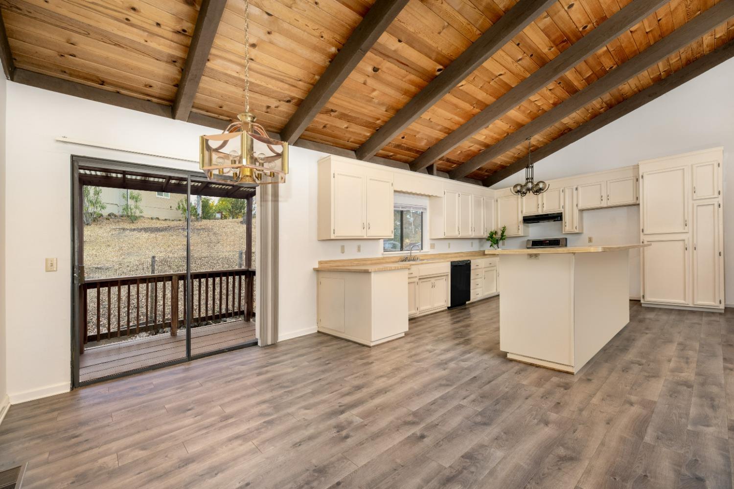 Detail Gallery Image 8 of 49 For 14777 Woodland Loop, Penn Valley,  CA 95946 - 3 Beds | 2 Baths