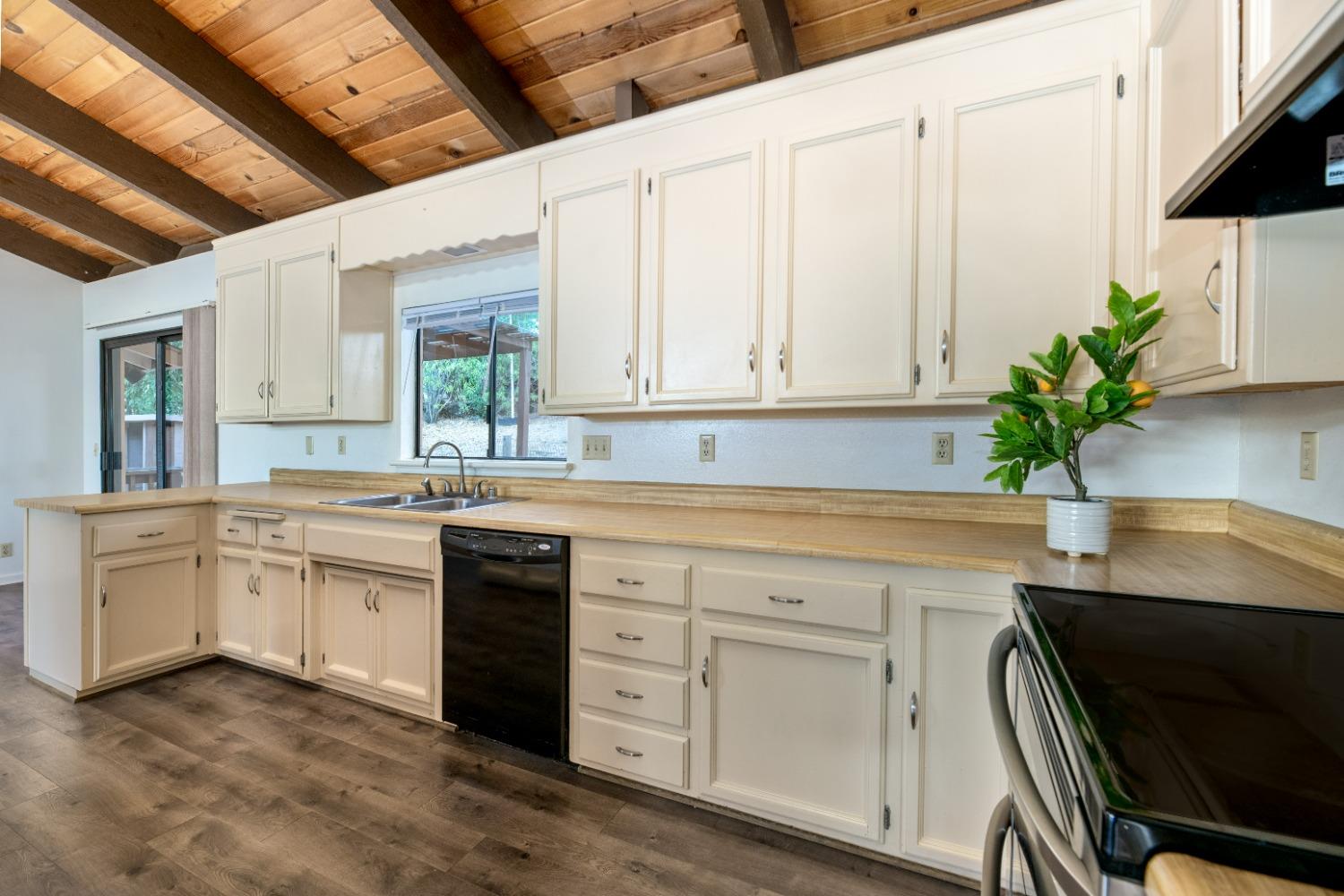 Detail Gallery Image 13 of 49 For 14777 Woodland Loop, Penn Valley,  CA 95946 - 3 Beds | 2 Baths