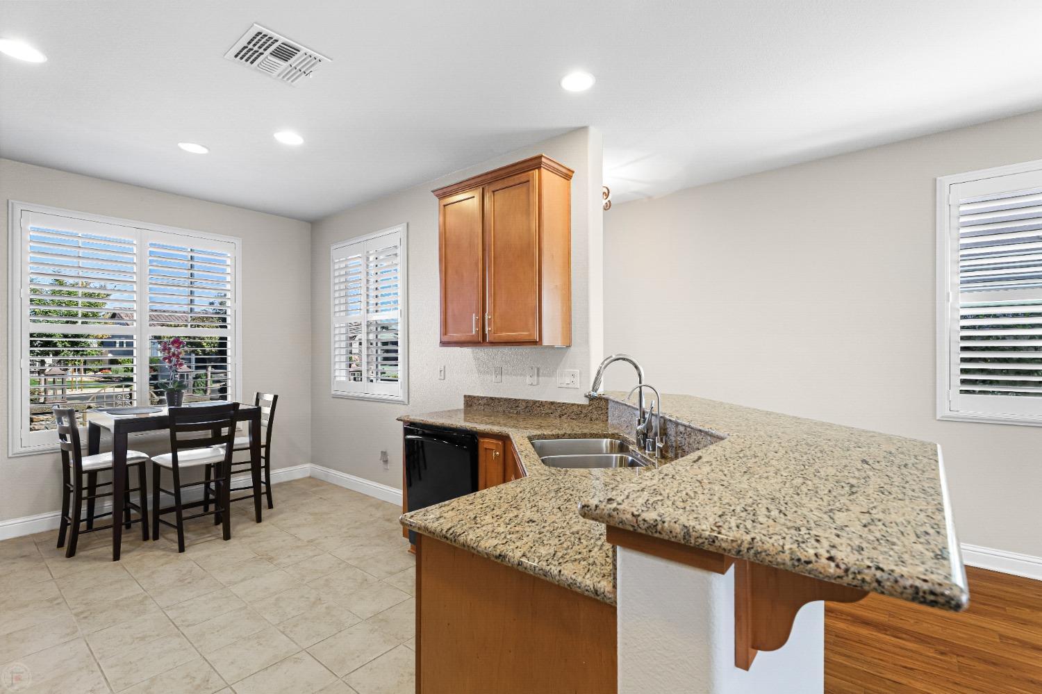 Detail Gallery Image 11 of 83 For 1774 Dogwood Glen Way, Manteca,  CA 95336 - 2 Beds | 2 Baths