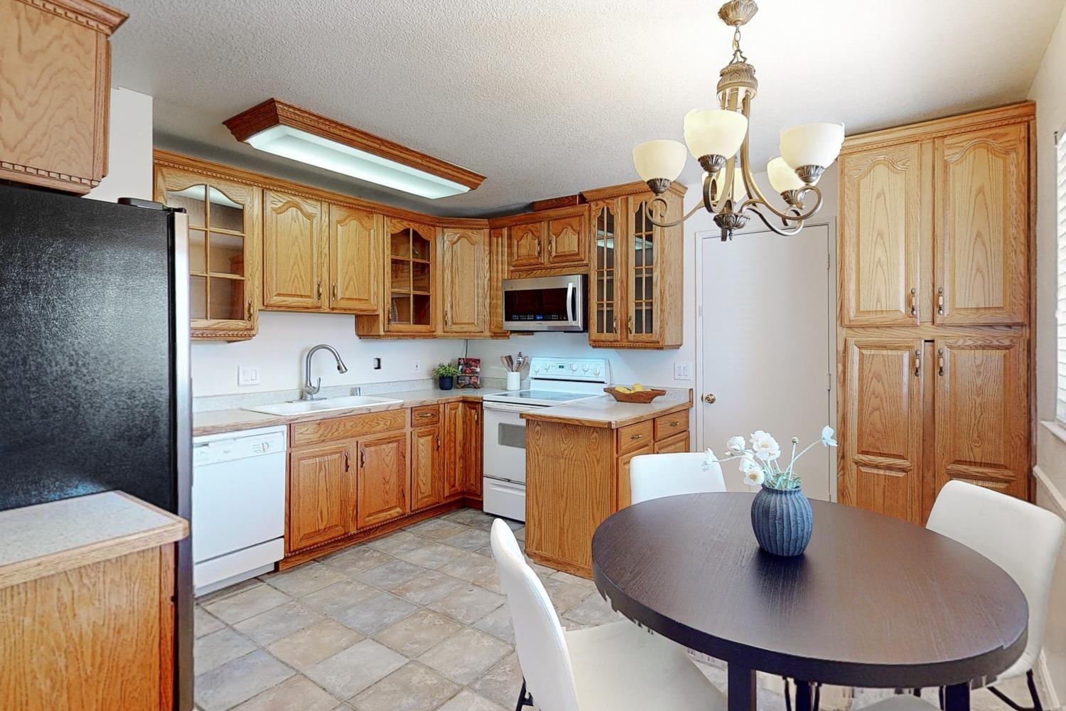 Detail Gallery Image 9 of 41 For 9669 Jan Marie Way, Elk Grove,  CA 95624 - 4 Beds | 2 Baths