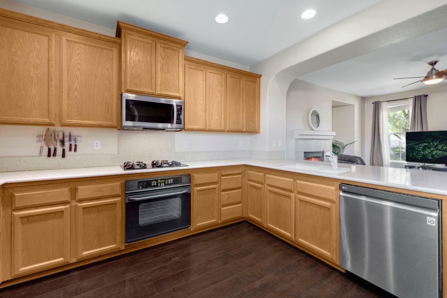 Detail Gallery Image 10 of 37 For 5802 Amnest Way, Sacramento,  CA 95835 - 3 Beds | 2/1 Baths