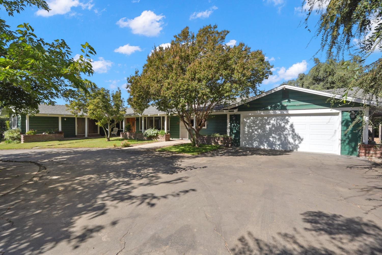 Detail Gallery Image 2 of 33 For 6113 Country Club Pl, Merced,  CA 95340 - 3 Beds | 2/1 Baths