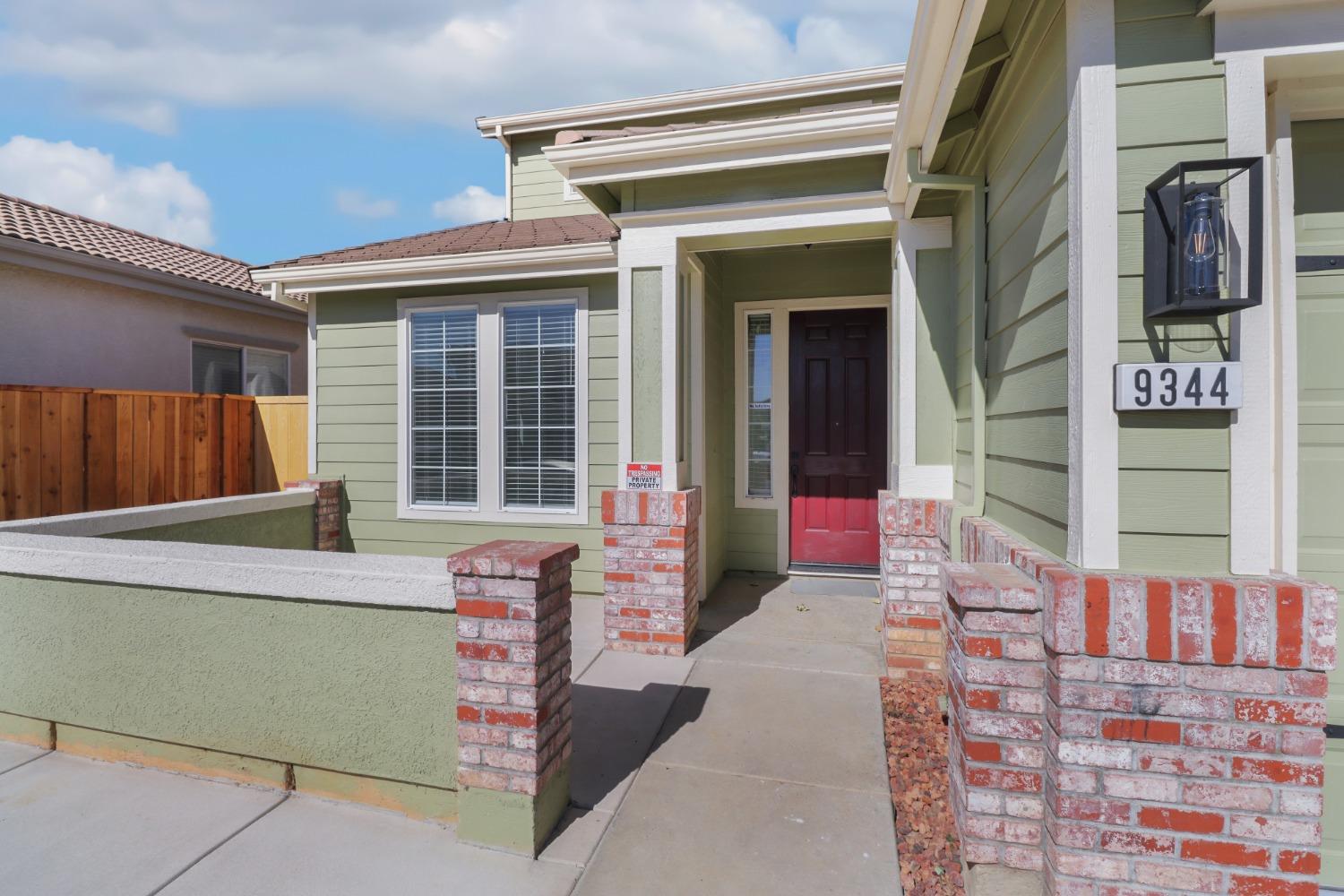 Detail Gallery Image 2 of 49 For 9344 Oreo Ranch Cir, Elk Grove,  CA 95624 - 4 Beds | 2/1 Baths