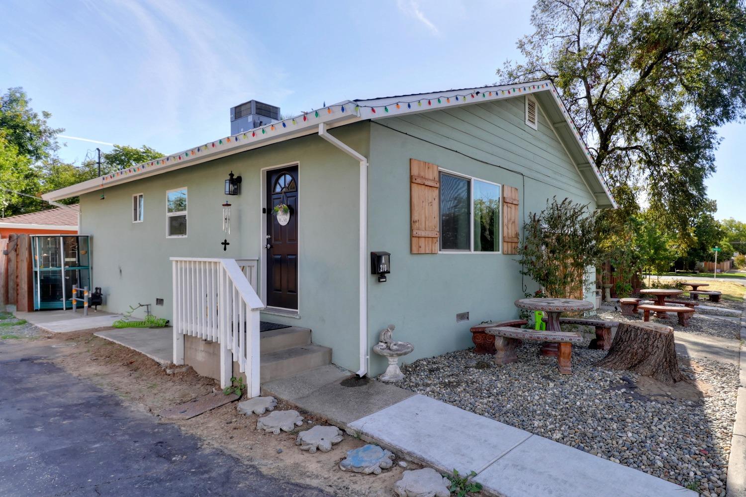 Detail Gallery Image 5 of 54 For 628 Grove St, Roseville,  CA 95678 - 3 Beds | 2/1 Baths