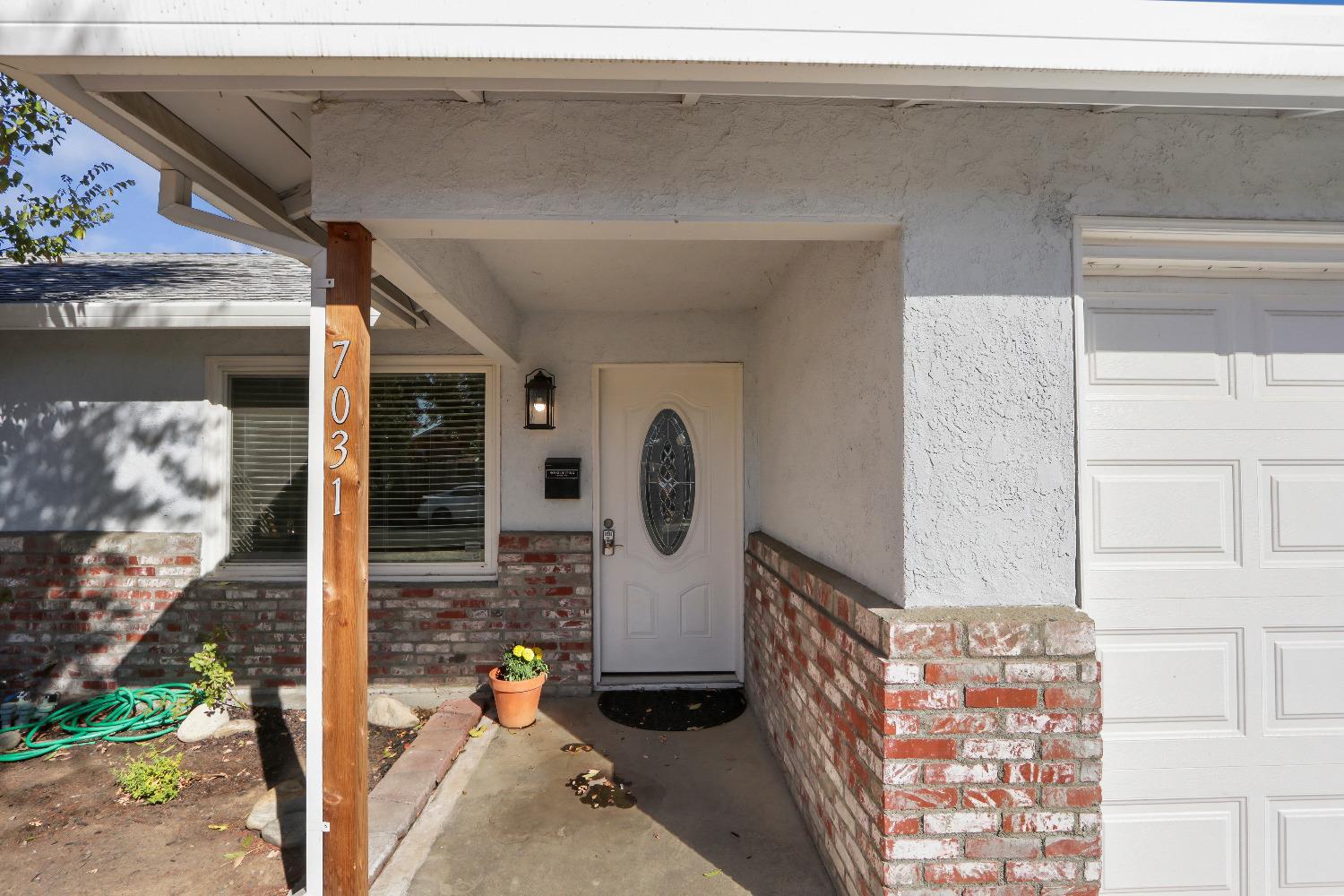 Detail Gallery Image 3 of 32 For 7031 Alcott Dr, Sacramento,  CA 95820 - 2 Beds | 1 Baths