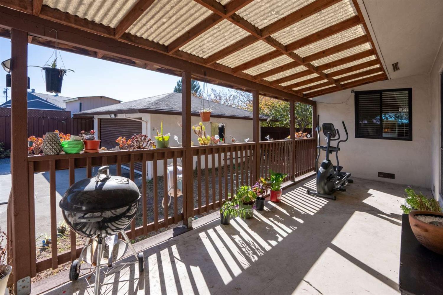 Detail Gallery Image 3 of 38 For 104 Eastgate Ave, Santa Cruz,  CA 95062 - 3 Beds | 2 Baths