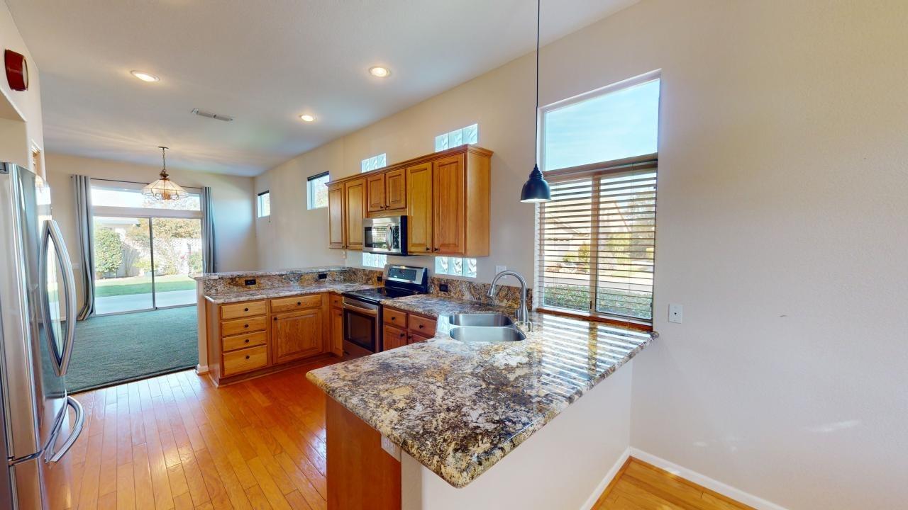 Detail Gallery Image 3 of 49 For 300 Comstock Ct, Roseville,  CA 95747 - 2 Beds | 2 Baths