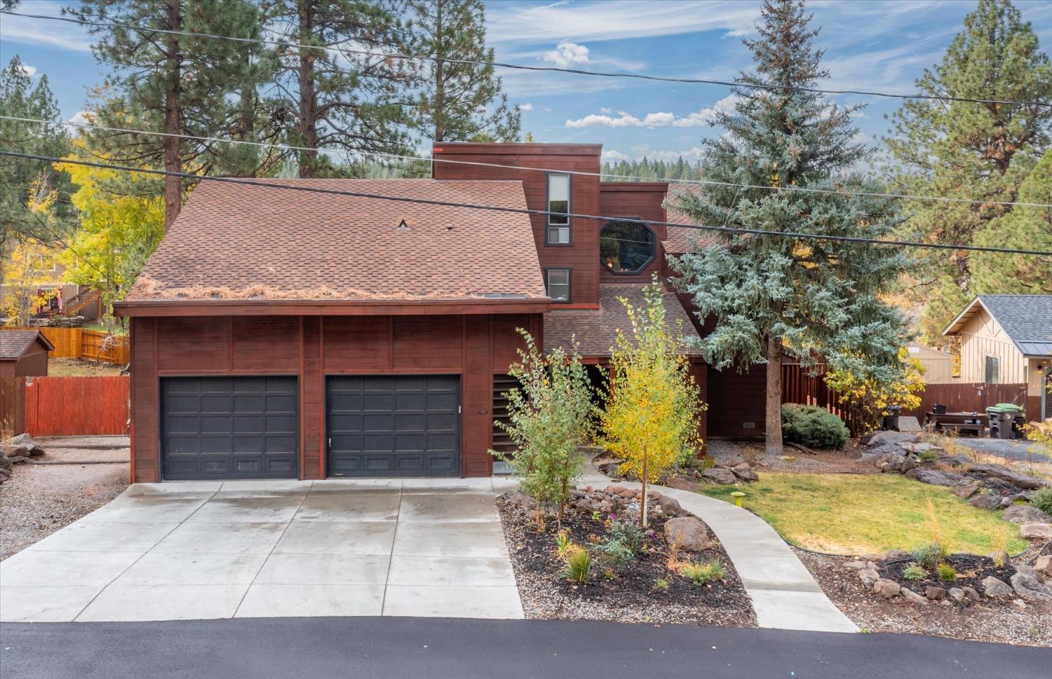 Detail Gallery Image 1 of 32 For 16005 Canterbury Ln, Truckee,  CA 96161 - 4 Beds | 3 Baths