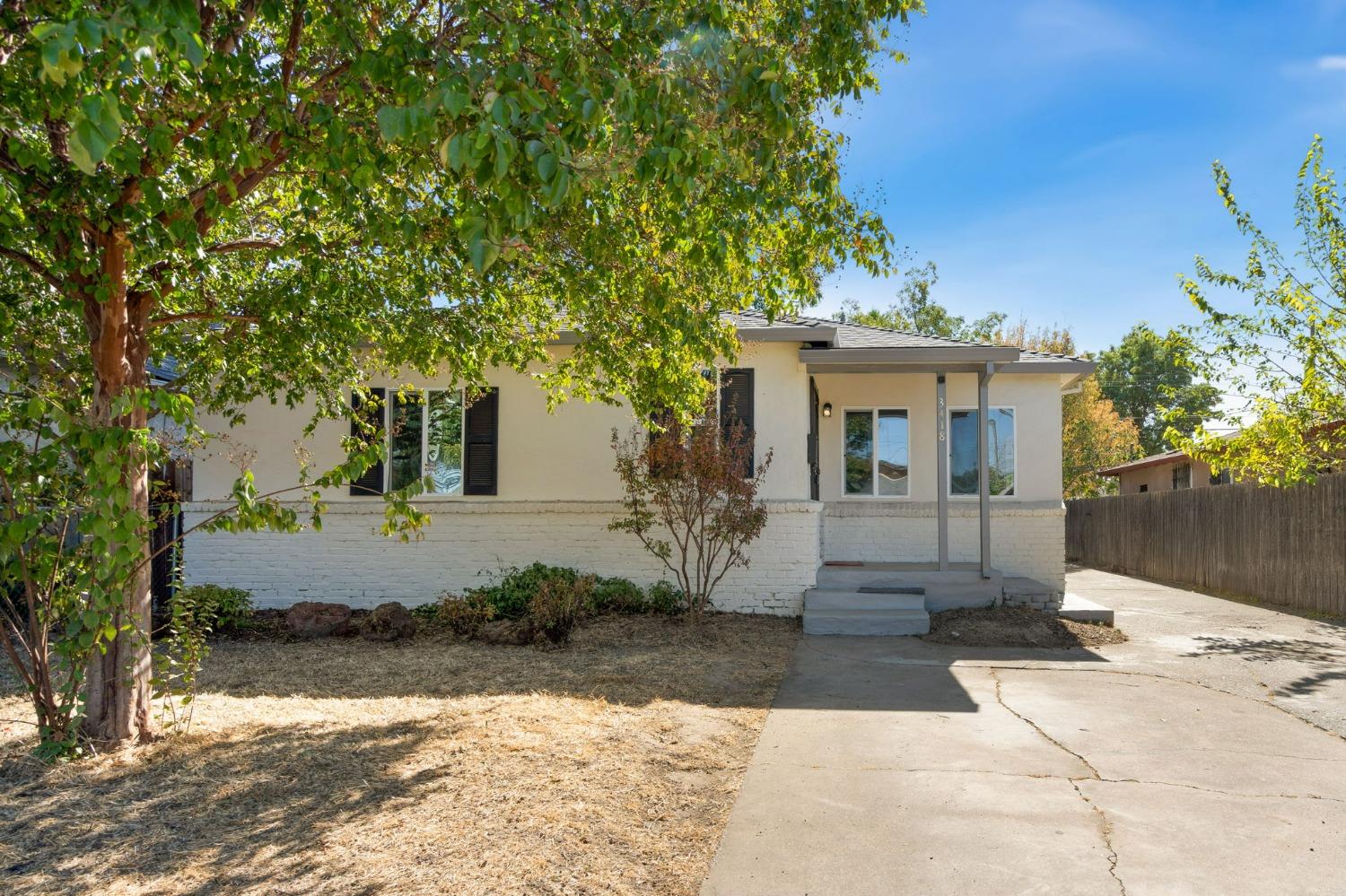 Detail Gallery Image 3 of 26 For 3418 20th Ave, Sacramento,  CA 95820 - 3 Beds | 2/1 Baths