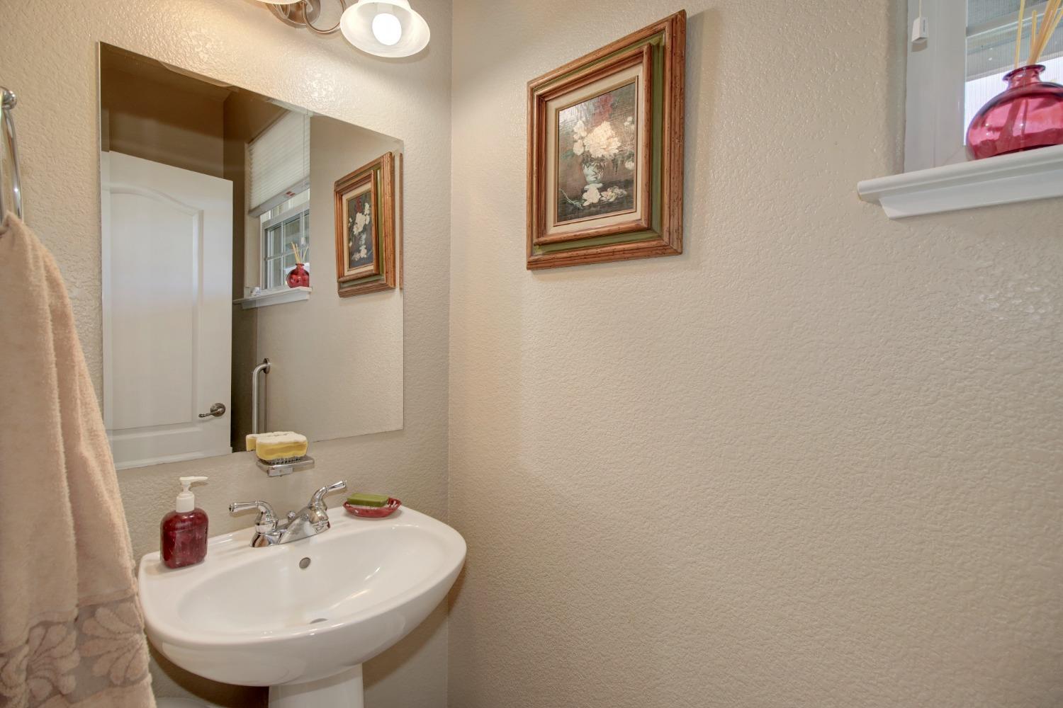 Detail Gallery Image 30 of 61 For 1062 Diamante Robles Ct, Diamond Springs,  CA 95619 - 4 Beds | 2/1 Baths