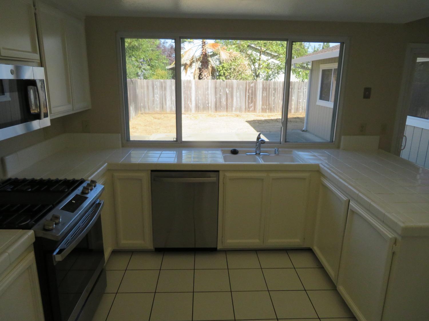 Detail Gallery Image 5 of 24 For 4494 Windcloud Ave, Sacramento,  CA 95838 - 3 Beds | 2 Baths