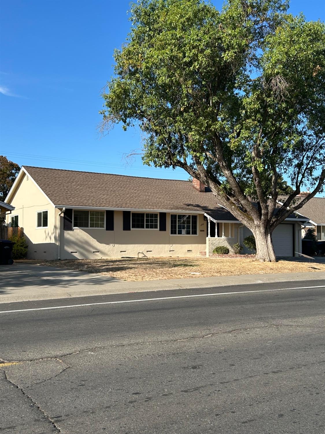 Detail Gallery Image 1 of 25 For 6932 Bowling Dr, Sacramento,  CA 95823 - 3 Beds | 1/1 Baths