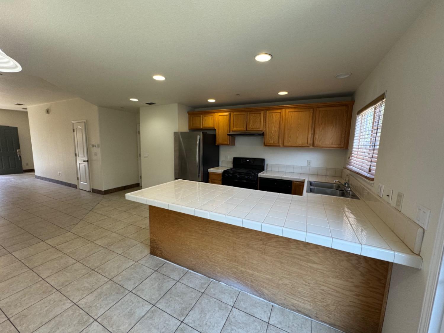 Detail Gallery Image 9 of 27 For 313 Hetherington Cir, Yuba City,  CA 95993 - 3 Beds | 2/1 Baths