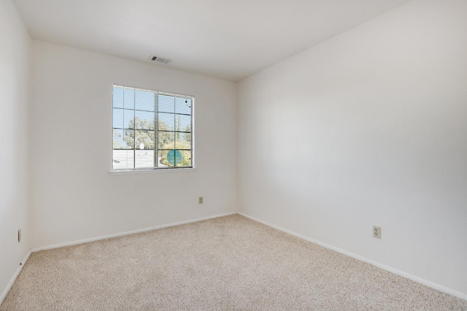 Detail Gallery Image 17 of 31 For 7032 Springmont Dr, Elk Grove,  CA 95758 - 3 Beds | 2/1 Baths