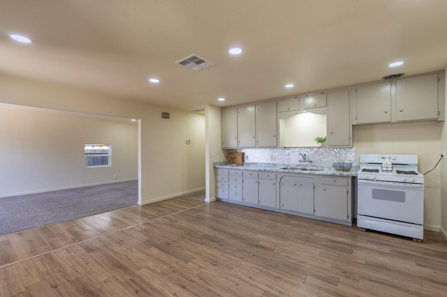 Detail Gallery Image 8 of 28 For 2412 Joy Ave, Ceres,  CA 95307 - 3 Beds | 2 Baths