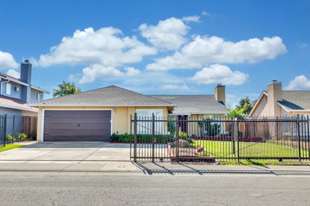 Detail Gallery Image 1 of 34 For 5840 Stubblefield Way, Sacramento,  CA 95823 - 3 Beds | 2 Baths