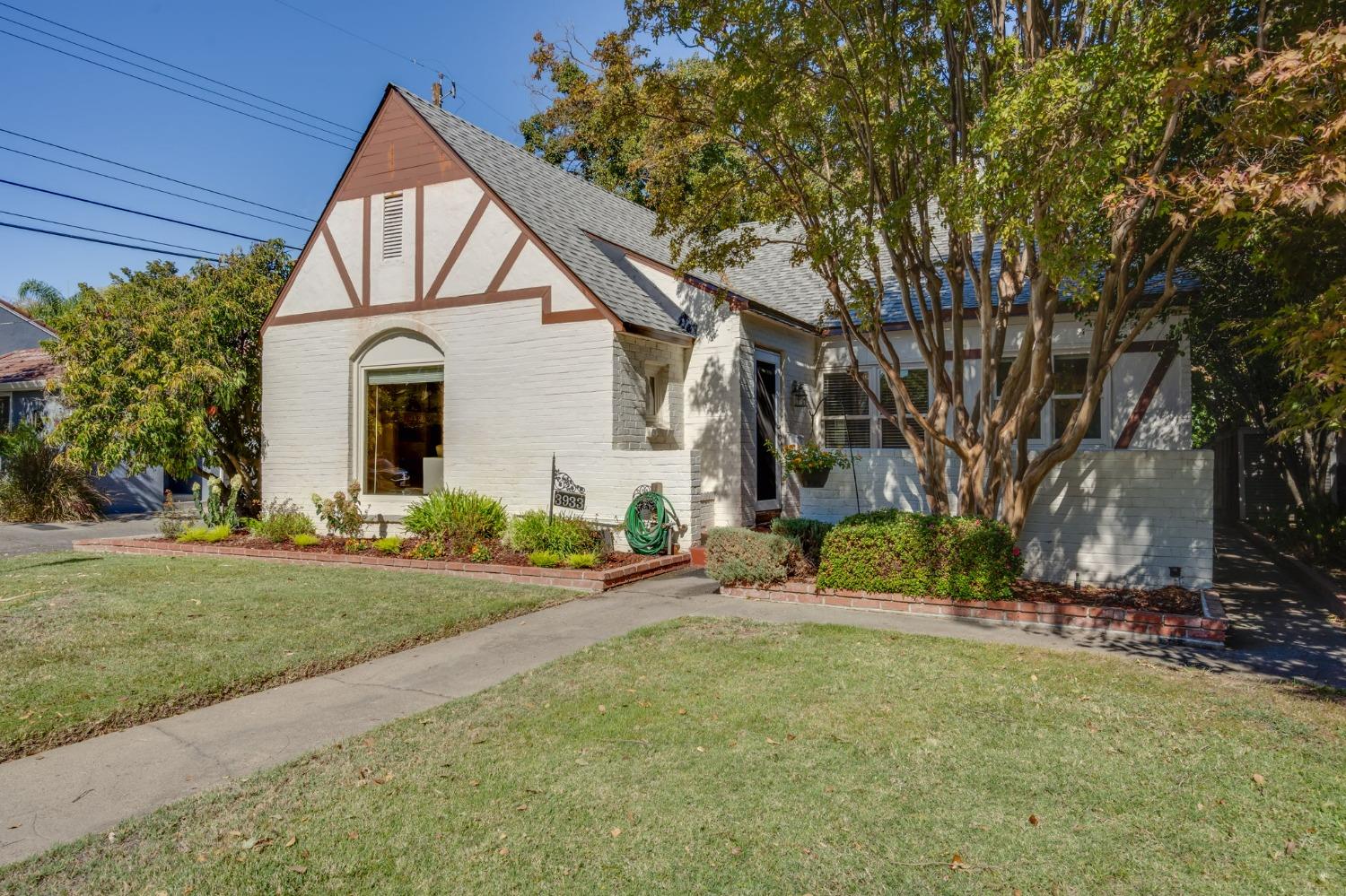 Detail Gallery Image 2 of 49 For 3933 K St, Sacramento,  CA 95816 - 3 Beds | 1 Baths