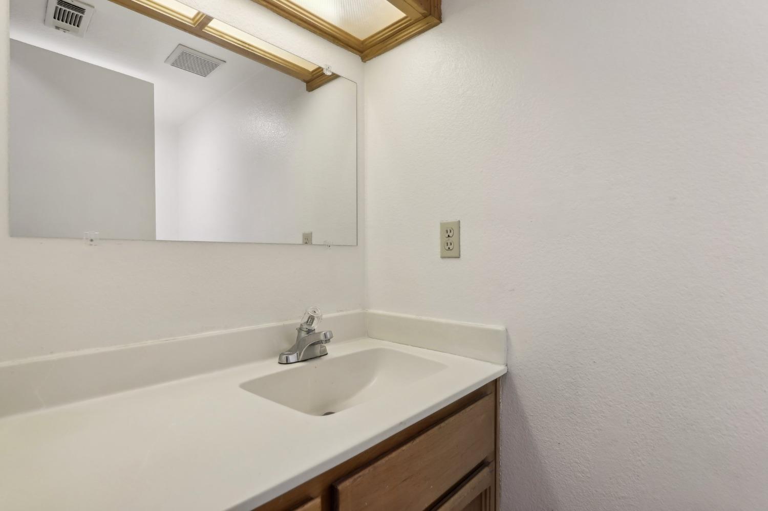 Detail Gallery Image 16 of 31 For 7032 Springmont Dr, Elk Grove,  CA 95758 - 3 Beds | 2/1 Baths