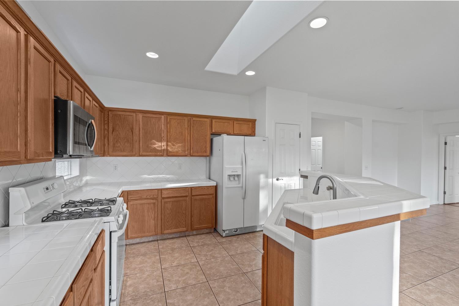 Detail Gallery Image 6 of 22 For 1663 Augusta Ln, Atwater,  CA 95301 - 3 Beds | 2 Baths