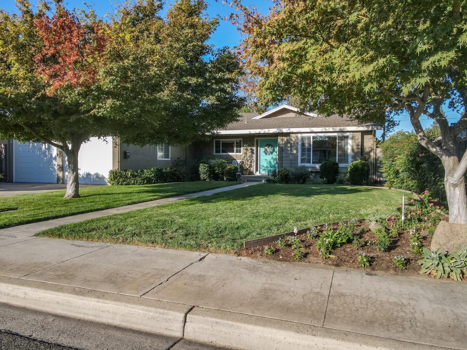 Detail Gallery Image 1 of 38 For 2061 Cumberland Dr, Turlock,  CA 95382 - 3 Beds | 2 Baths