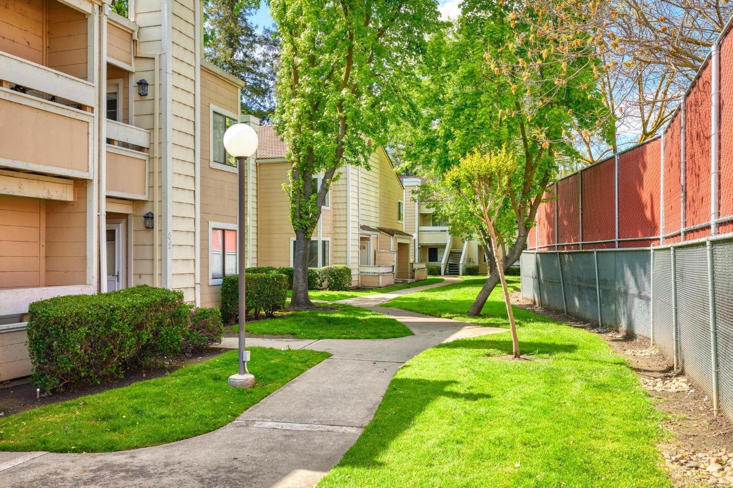 Detail Gallery Image 10 of 38 For 1661 Pyrenees Ave #69,  Stockton,  CA 95210 - 2 Beds | 1/1 Baths