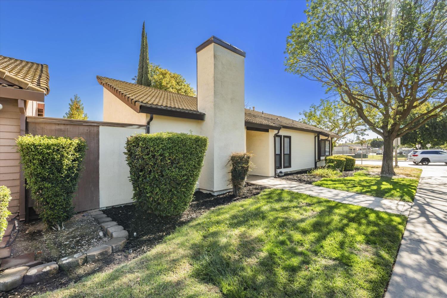 Detail Gallery Image 2 of 33 For 500 Capistrano Dr, Modesto,  CA 95354 - 2 Beds | 2 Baths