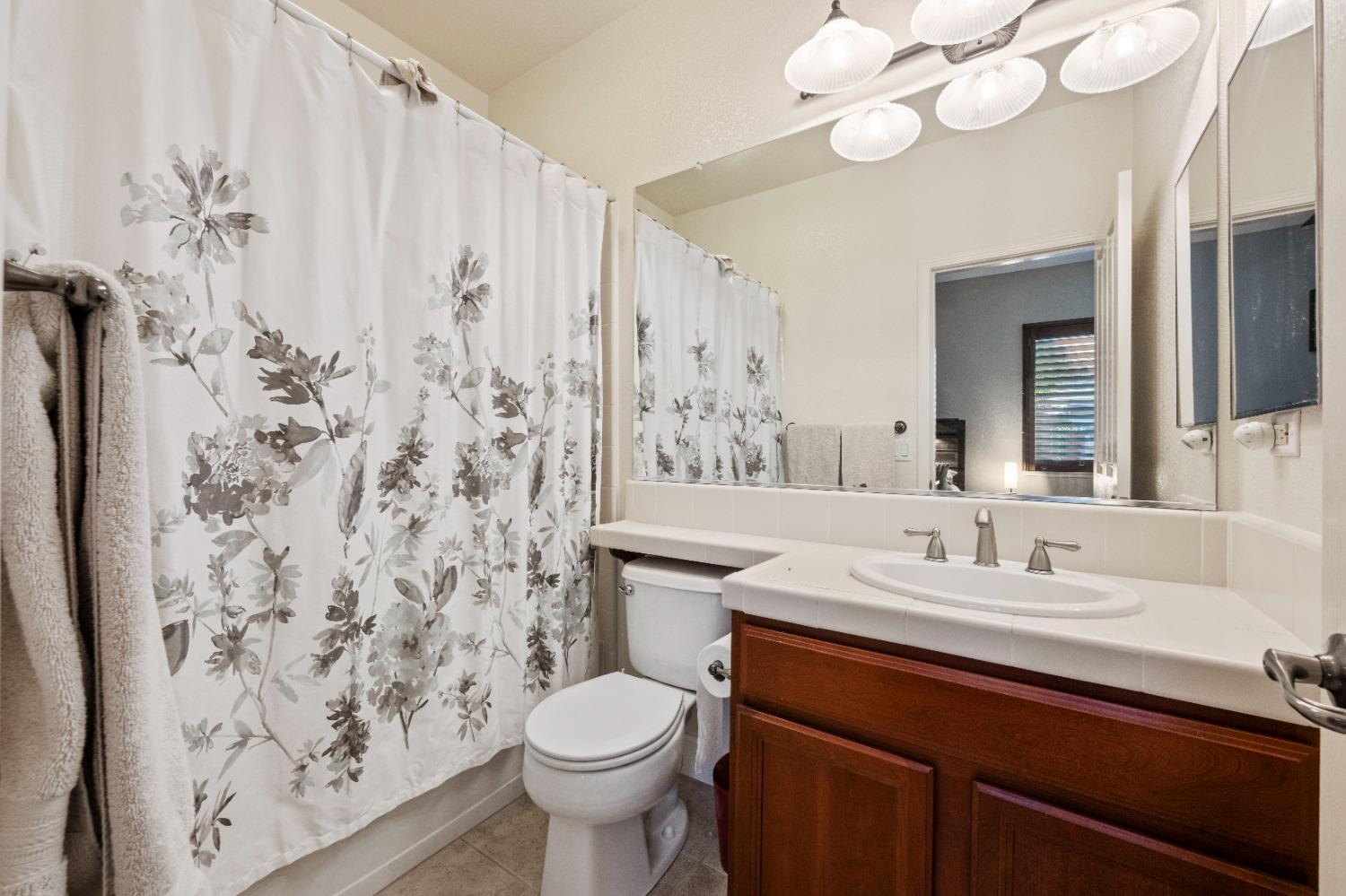 Detail Gallery Image 10 of 36 For 6717 Caprezzo Way, Elk Grove,  CA 95757 - 5 Beds | 4/1 Baths