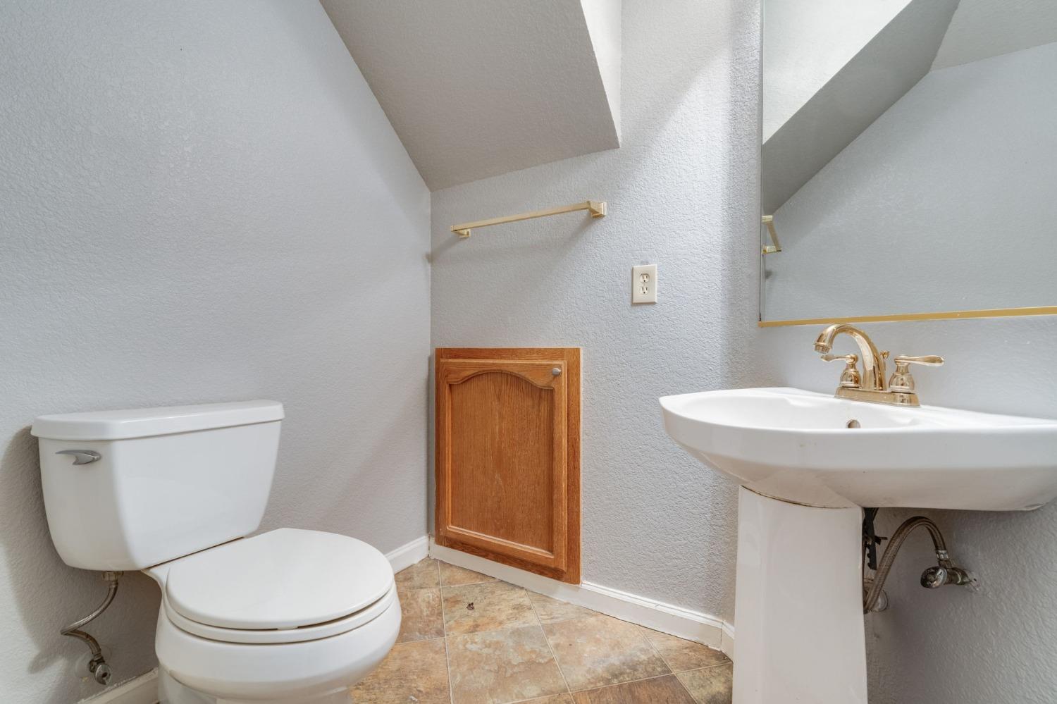 Detail Gallery Image 38 of 70 For 4123 Pebble Oaks Ct, Antelope,  CA 95843 - 4 Beds | 2/1 Baths