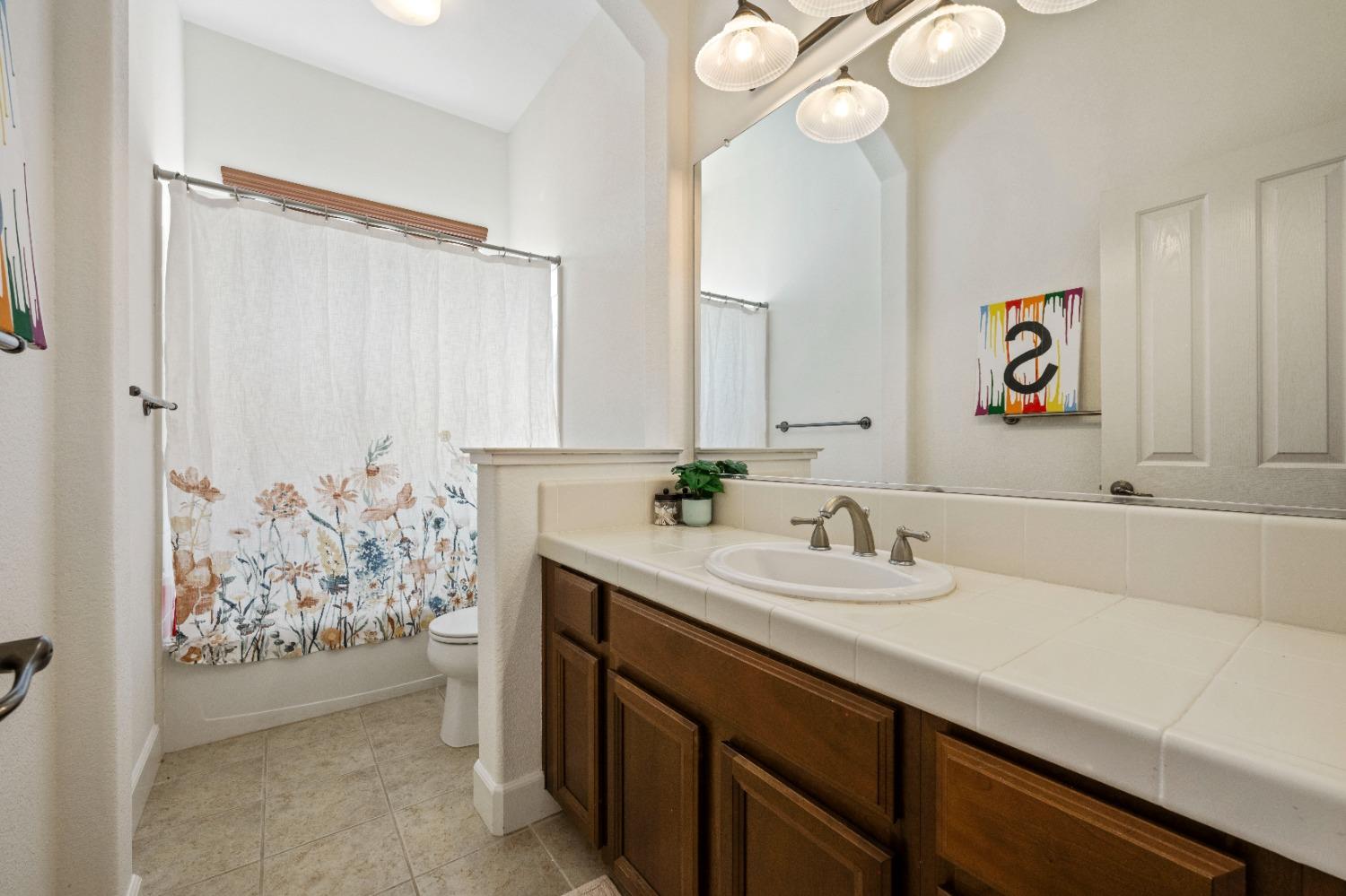 Detail Gallery Image 13 of 36 For 6717 Caprezzo Way, Elk Grove,  CA 95757 - 5 Beds | 4/1 Baths