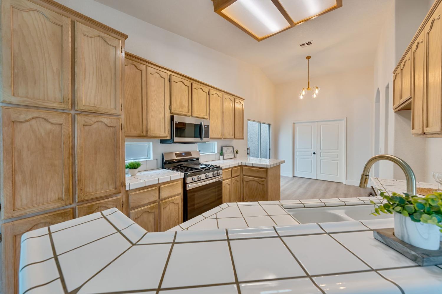 Detail Gallery Image 14 of 39 For 7621 Suncove Lane, Sacramento,  CA 95828 - 3 Beds | 2 Baths