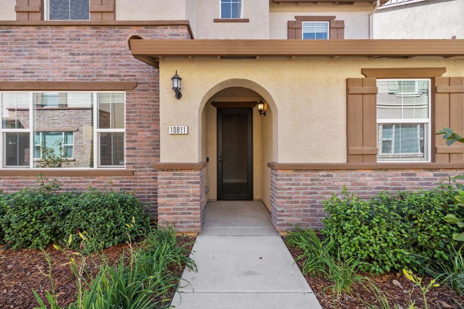 Detail Gallery Image 3 of 35 For 10811 Portico Cir, Rancho Cordova,  CA 95670 - 3 Beds | 2/1 Baths