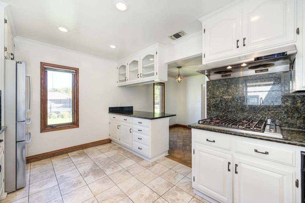 Detail Gallery Image 28 of 69 For 401 Bret Harte Rd, Sacramento,  CA 95864 - 4 Beds | 3/1 Baths