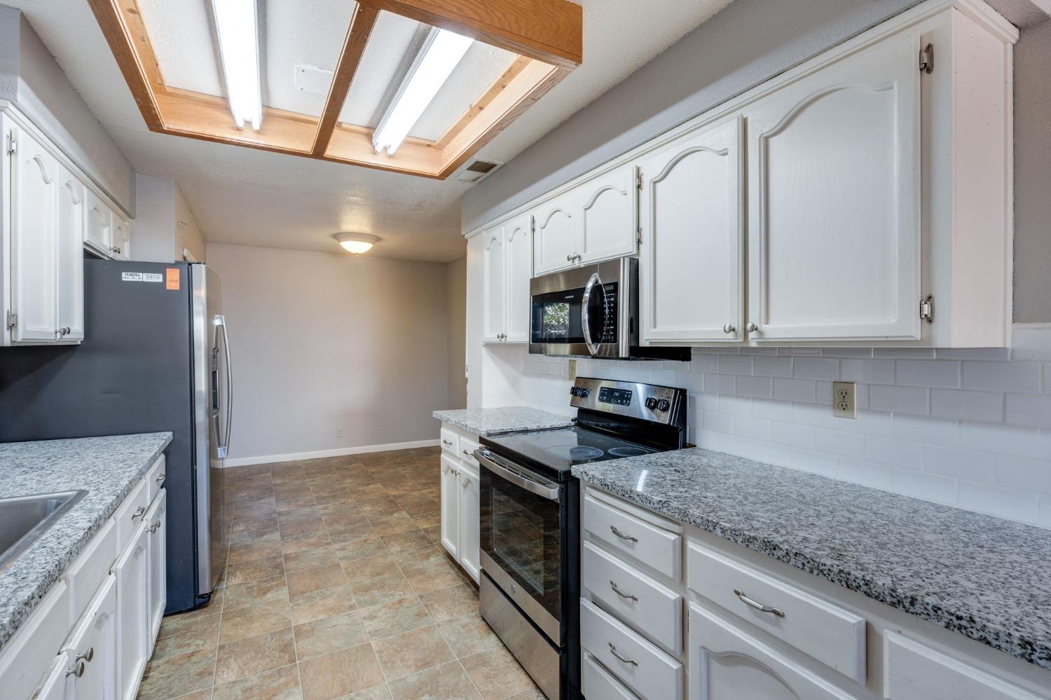 Detail Gallery Image 17 of 70 For 4123 Pebble Oaks Ct, Antelope,  CA 95843 - 4 Beds | 2/1 Baths