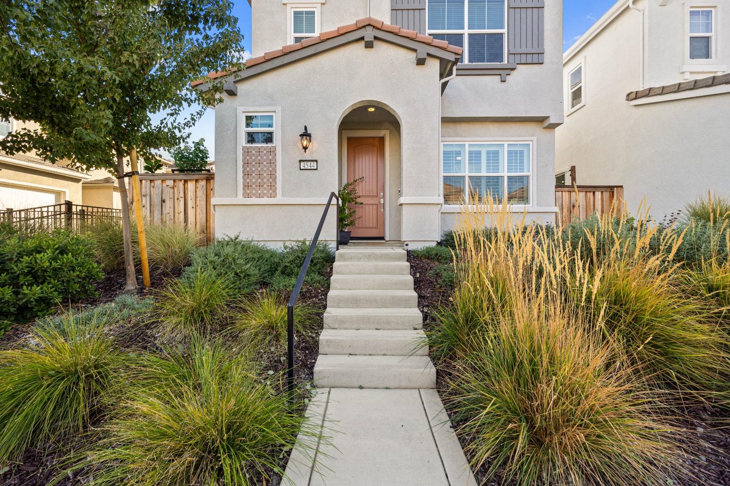 Detail Gallery Image 3 of 34 For 4544 Juneberry Dr, Sacramento,  CA 95834 - 3 Beds | 2/1 Baths