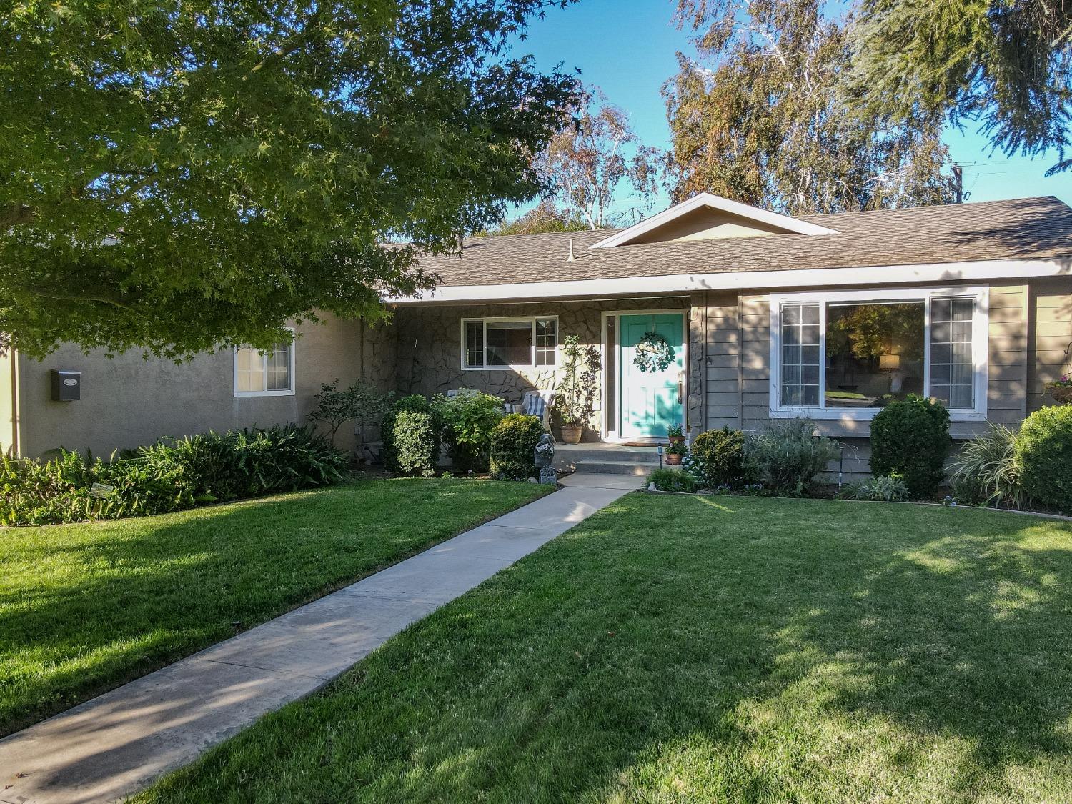 Detail Gallery Image 2 of 38 For 2061 Cumberland Dr, Turlock,  CA 95382 - 3 Beds | 2 Baths