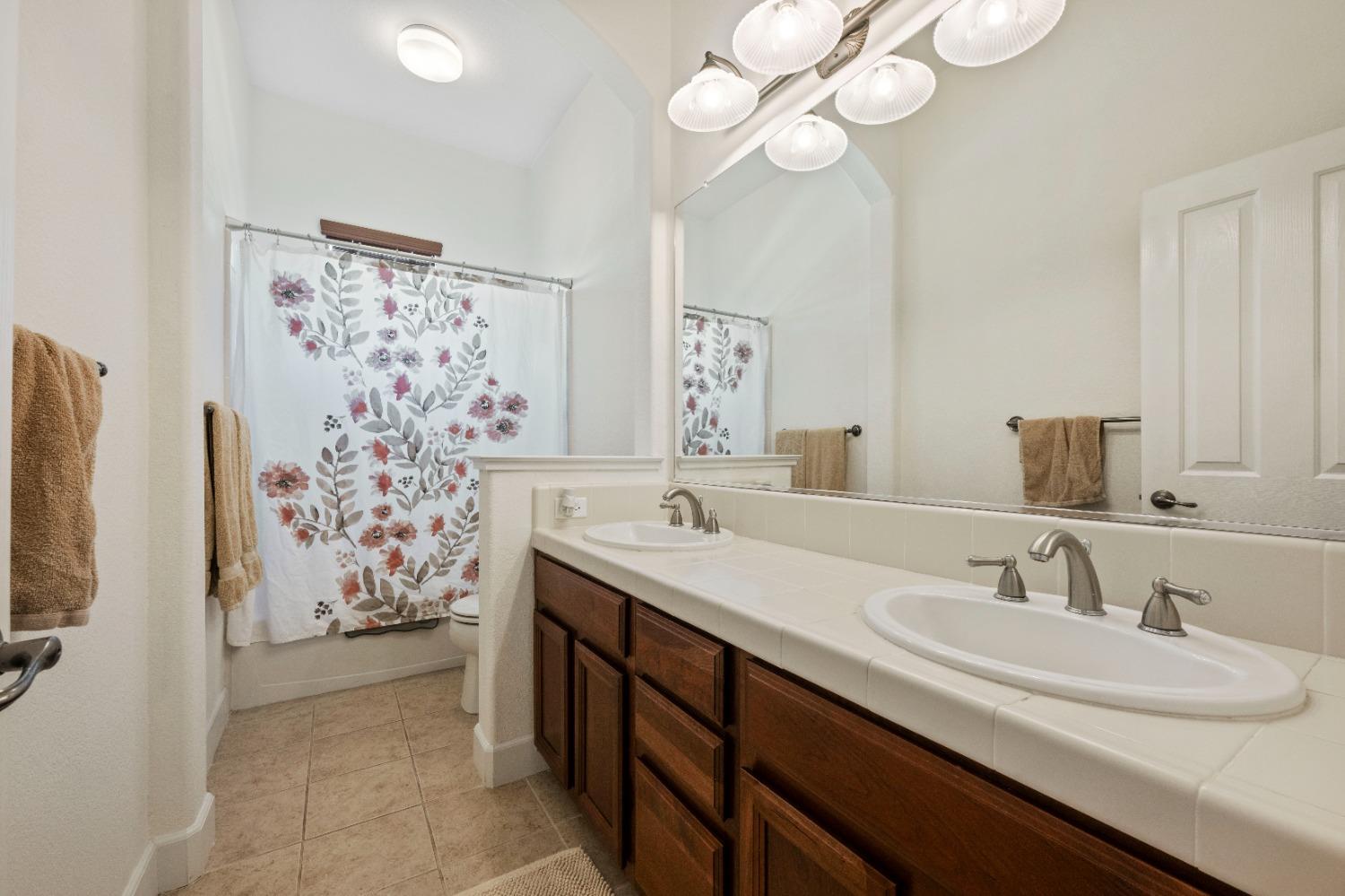 Detail Gallery Image 15 of 36 For 6717 Caprezzo Way, Elk Grove,  CA 95757 - 5 Beds | 4/1 Baths