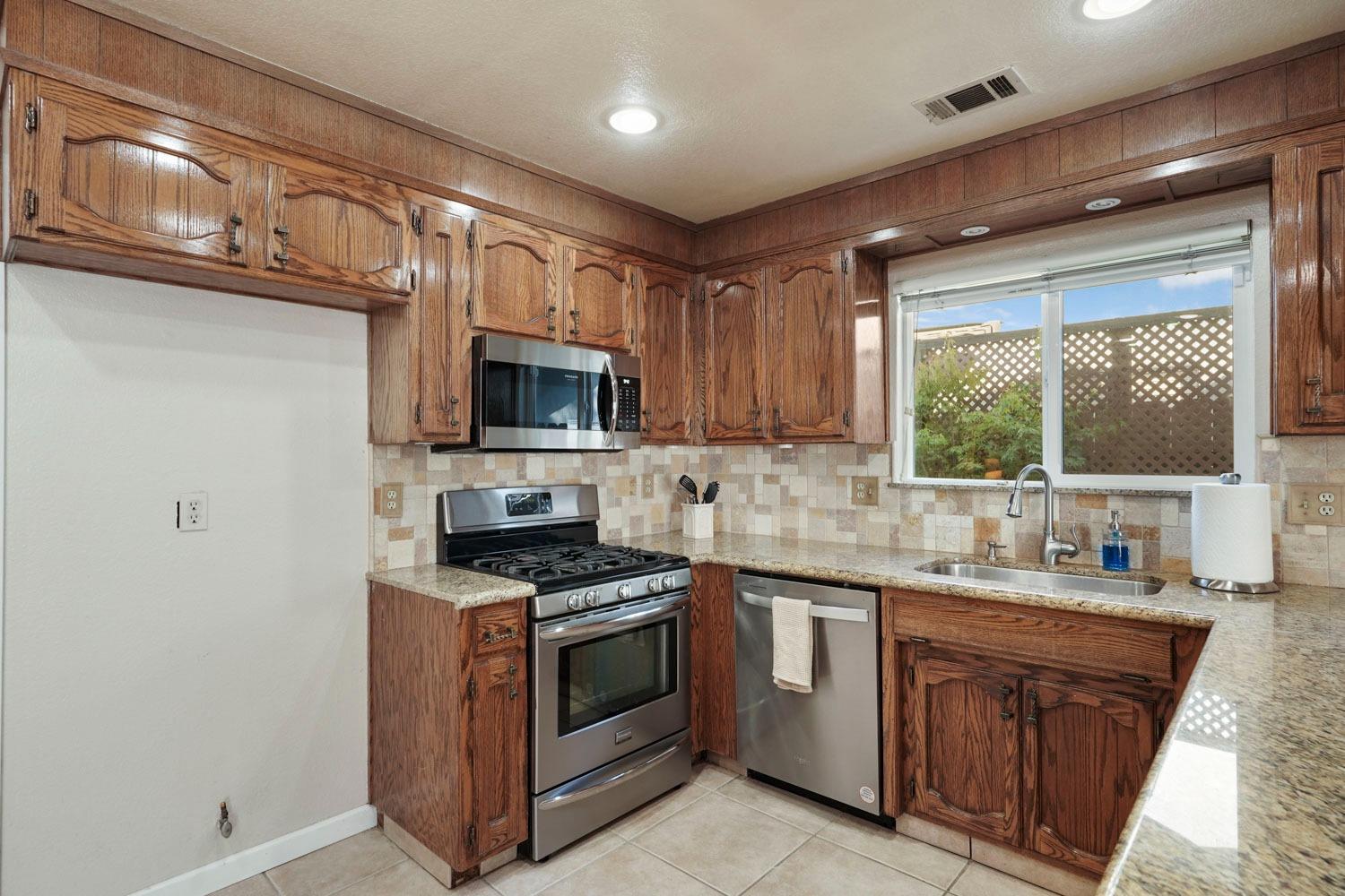 Detail Gallery Image 26 of 43 For 2846 Smoke Tree Cir, Stockton,  CA 95209 - 3 Beds | 2 Baths