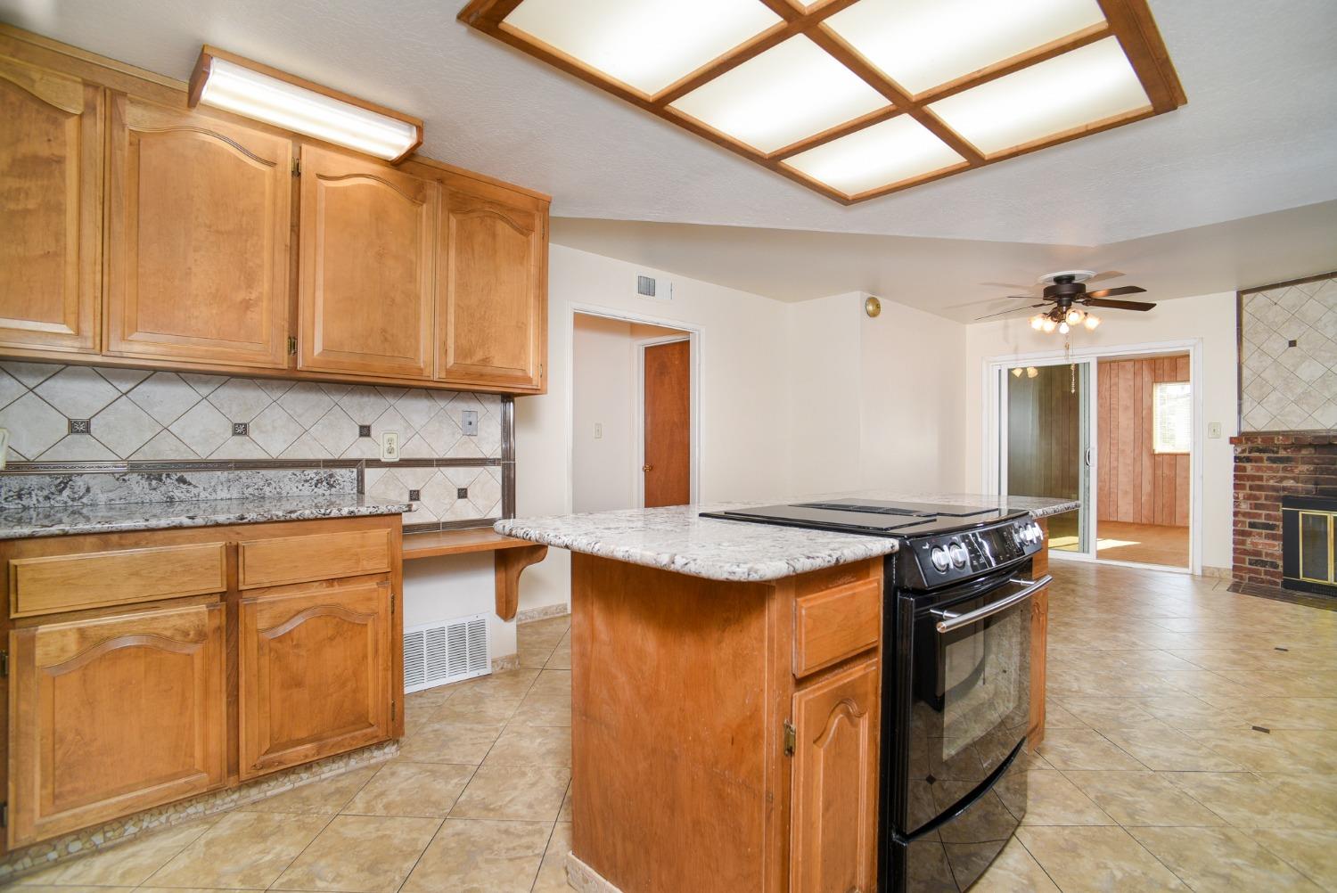 Detail Gallery Image 7 of 27 For 9049 Rosewood Dr, Sacramento,  CA 95826 - 3 Beds | 2 Baths