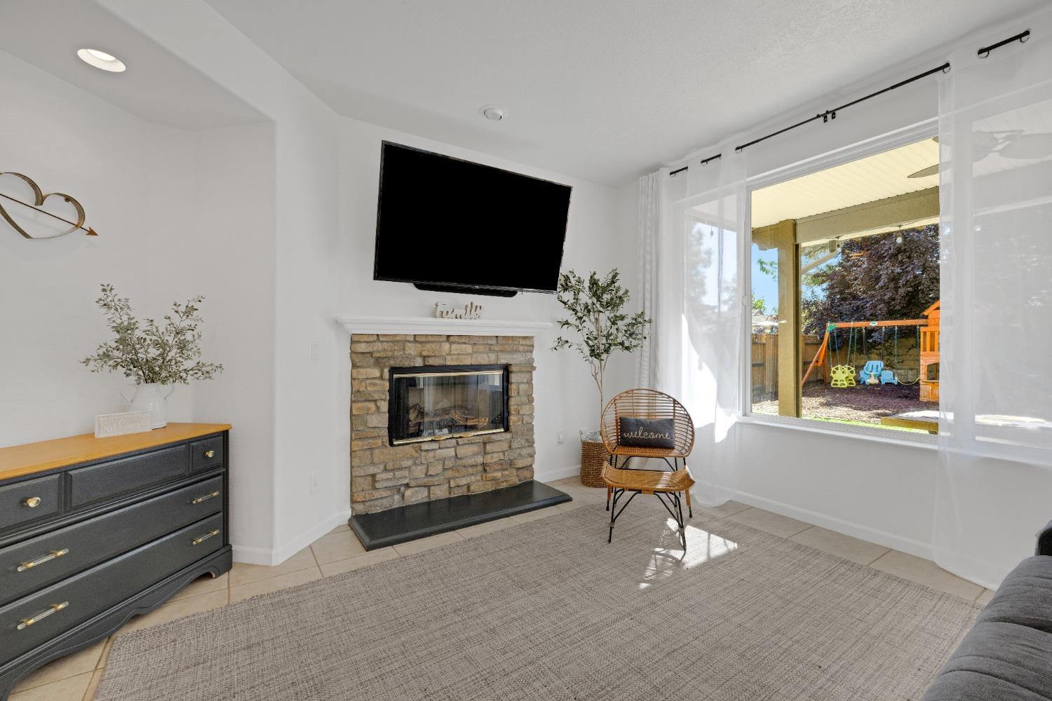 Detail Gallery Image 11 of 49 For 1917 Letterkenny Dr, Lincoln,  CA 95648 - 4 Beds | 2/1 Baths